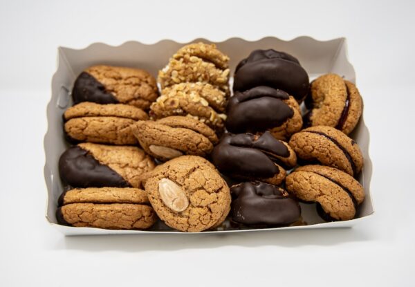 Haselnussgebäck von Konditorei Jindrak – feines Teegebäck mit Ribiselmarmelade und Schokolade