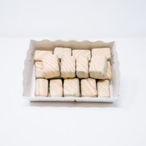 Himbeerleckerli von Konditorei Jindrak – handgemachtes Gebäck aus Himbeermark, Nüssen und weißer Schokolade