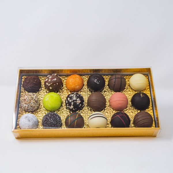Trüffelmischung 18er von Konditorei Jindrak – elegante Geschenkbox mit handgemachten Pralinen aus Linz