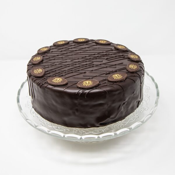 „Sachertorte von Konditorei Jindrak – klassische österreichische Schokoladentorte mit Marillenmarmelade