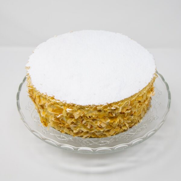 Topfen-Oberstorte von Konditorei Jindrak – cremige Torte mit Topfen, Pfirsich und Mandeln